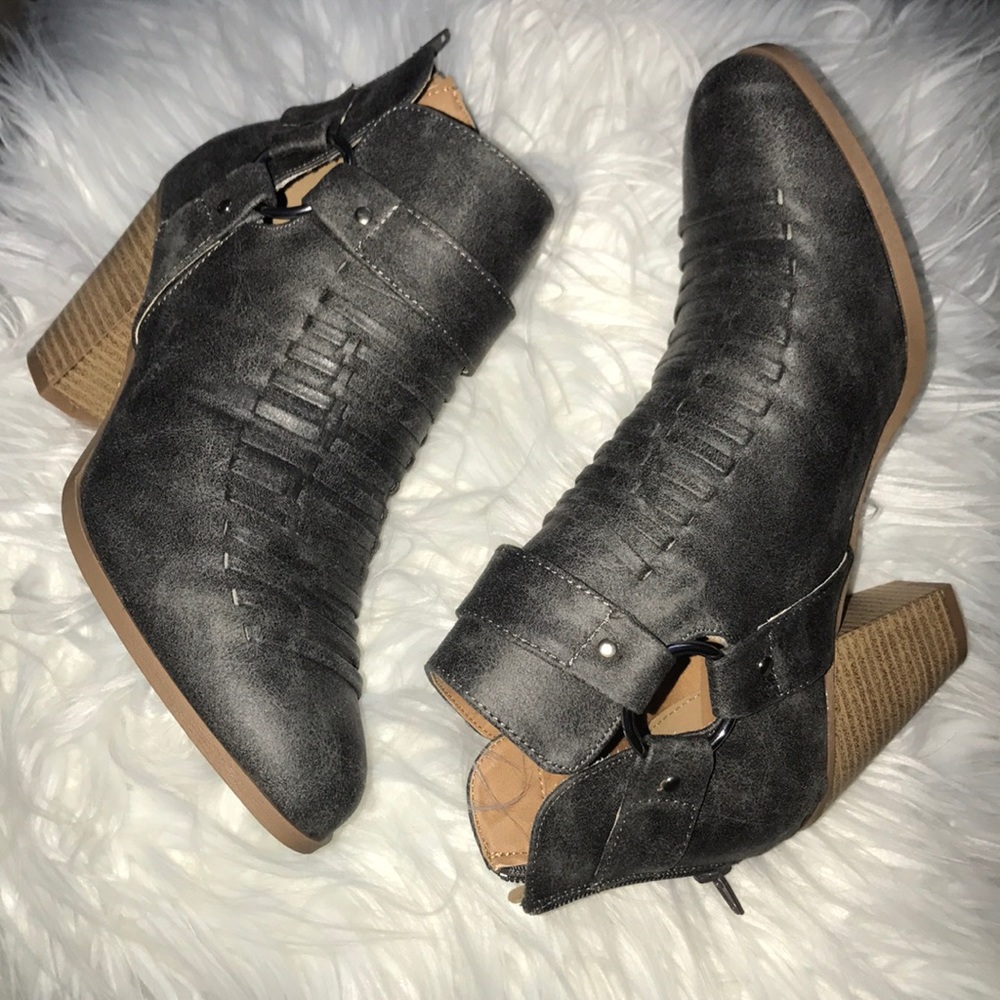 Buckle boots